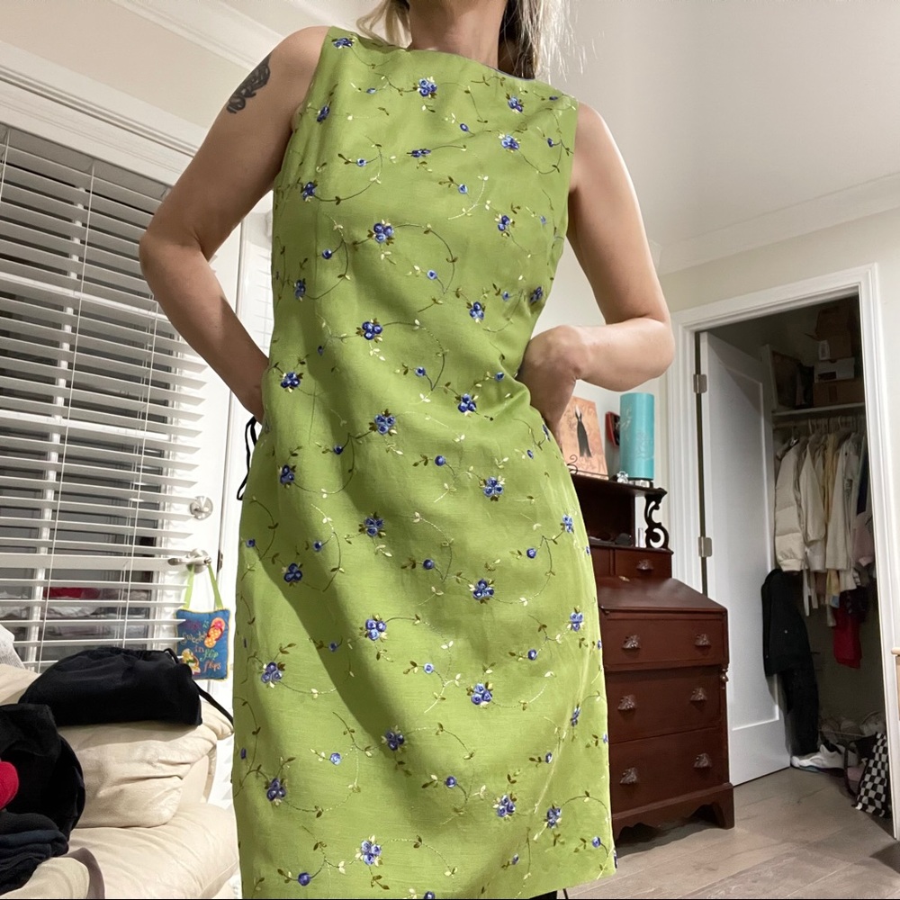 Vintage chenille dress with embroidered flowers